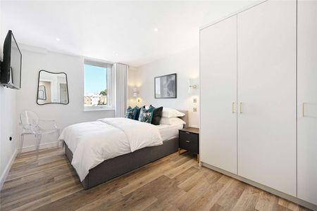 A stunning interior designed one bedroom fifth floor, with lift, apartment benefitting from weekday concierge and unobstructed views. - Photo 4