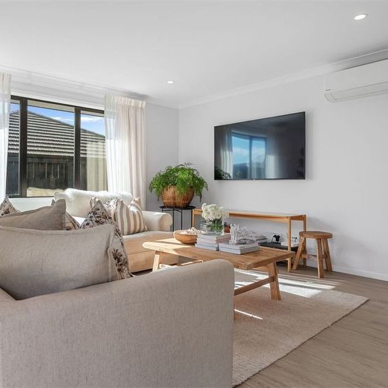 Modern living in a cul-de-sac location! - Photo 1