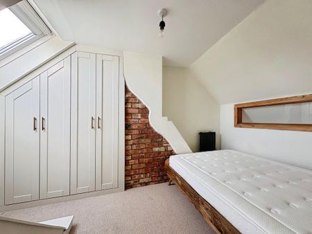 2 bedroom character property to rent - Photo 3