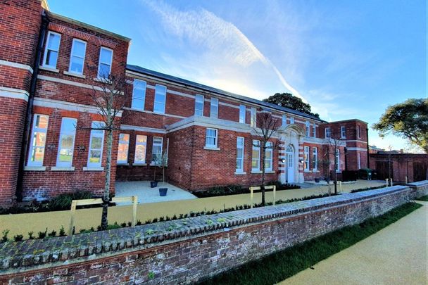 Royal Haslar - Photo 1