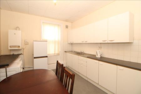 4 bed upper flat to rent in NE4 - Photo 3