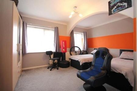 Selwood Gardens, Stanwell, Middlesex,TW19 - Photo 2