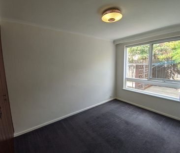 Caulfield North - Photo 2