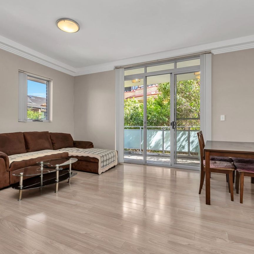 Large 2 Bedroom Apartment in the Heart of Burwood - Photo 1
