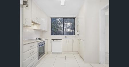 Townhouse set in a peaceful & leafy complex - Photo 3