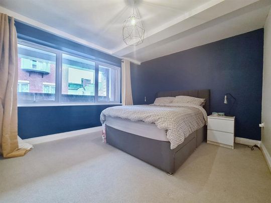 3 bedroom flat - Photo 1