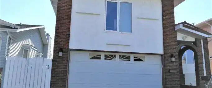 FIRST MONTH FREE! HUGE 2 bed main floor UTILITIES INCLUDED! | 12419 55 Street Northwest, Edmonton - Photo 1