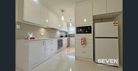 Classic Renovated Two Bedroom Apartment - Photo 4