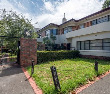 Art Deco Two Bedroom First Floor Home - Photo 3