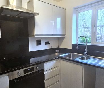 2 bedroom mid terrace to let - Photo 2