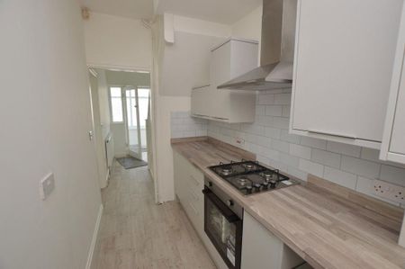 3 bedroom semi-detached house to rent - Photo 3