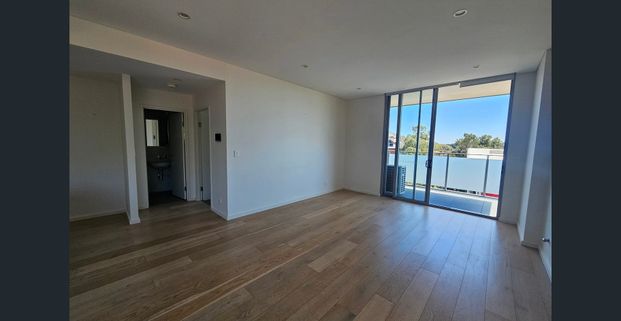 Stunning Modern Two Bedroom Apartment In Convenient Location - Chelsea - Photo 1