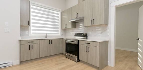 1 bath - New Home With Amazing Basement Suit! - Photo 2