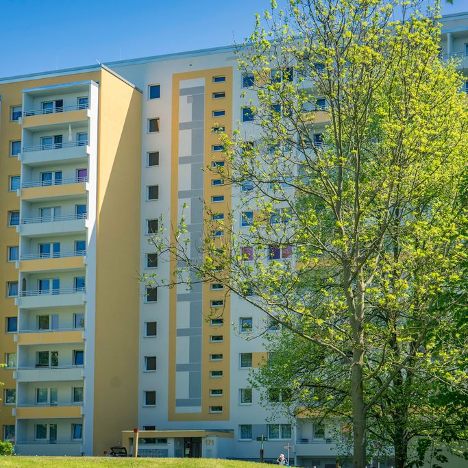 Großzügig und möblierte 2-Raum-Wohnung mit Balkon - Photo 1