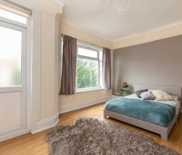 Large Victorian Property near to the vibe of Haringey Green Lanes - Photo 3
