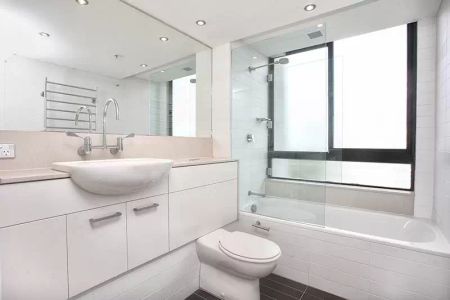 Luxurious Harbour-Edge Living in Darling Point - Photo 5