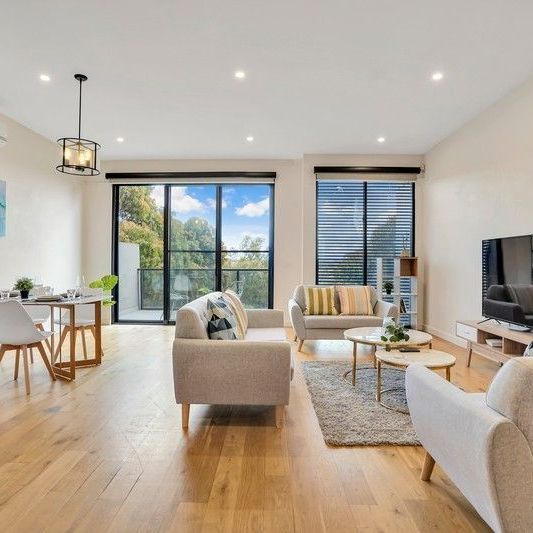 Furnished Luxurious 3 Bedroom Home - Photo 1