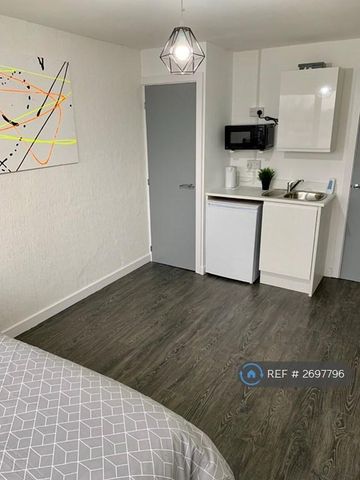 1 bedroom in a house share to rent - Photo 4