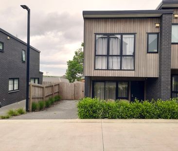 Stylish Townhouse Mt Wellington - Photo 1