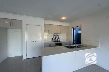 MODERN 3 BEDROOM HOME WITH PRIME LOCATION! - Photo 4