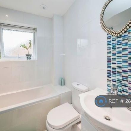 3 bedroom end of terrace house to rent - Photo 1
