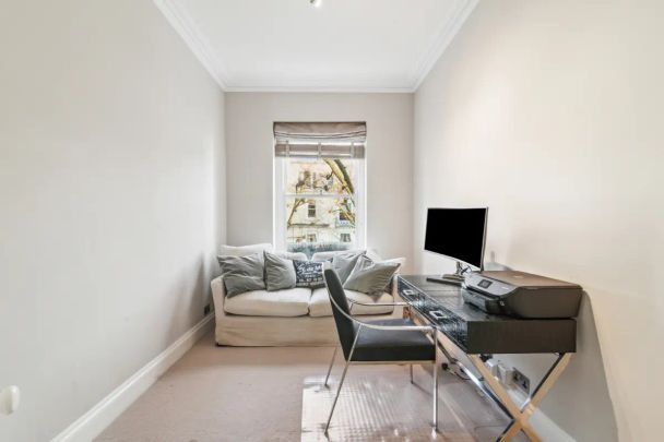 3 bedroom flat in London - Photo 1