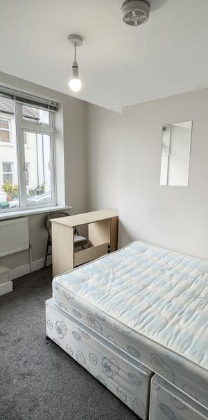 Baxter Street, Brighton - LOVELY STUDENT PROPERTY - Photo 1