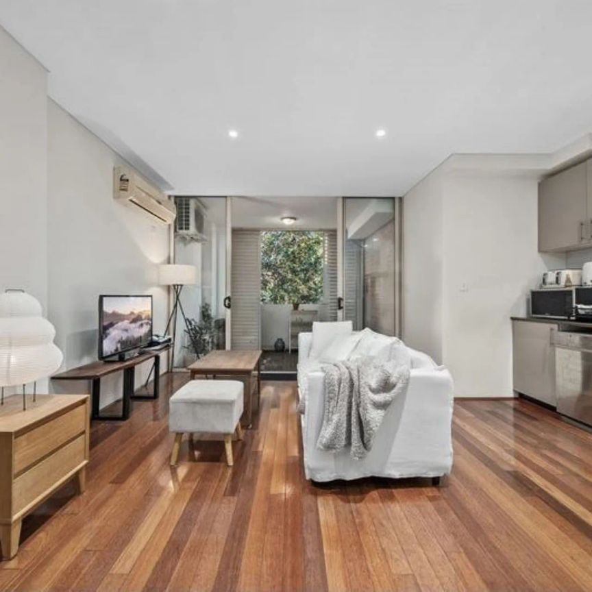 Stylish Contemporary Living in a Vibrant Inner-City Setting - Photo 1