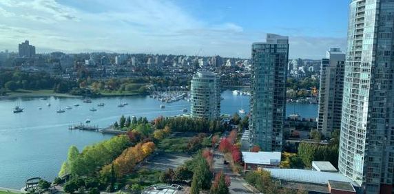 Fully Furnished almost 2000 sqft 3 Bedroom in Yaletown! - Photo 2