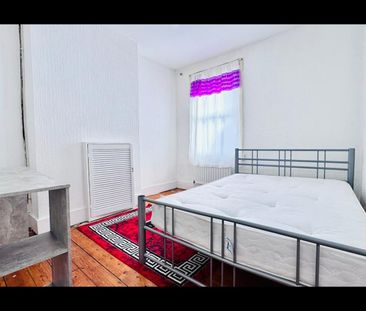 4 Bed Terraced House, Lawrence Road, E6 - Photo 2