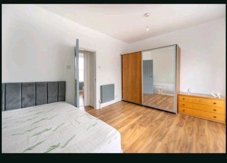 2 Bed Flat, Prestbury Road, E7 - Photo 2