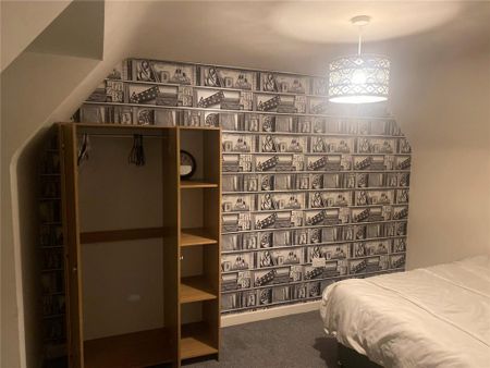 1 bedroom in a house share to rent - Photo 3