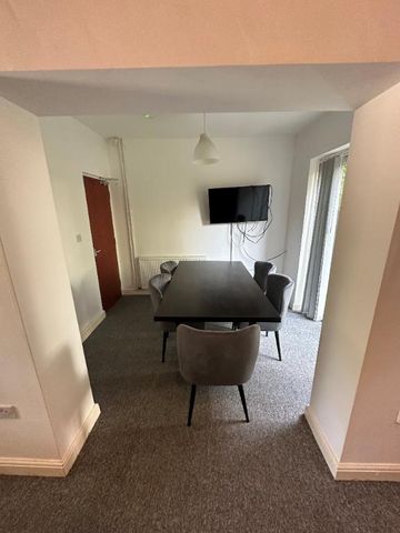 5 bedroom semi-detached house to rent - Photo 2