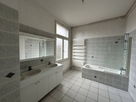 À LOUER ! Bel appartement de 6 pièces de type Haussmannien, situé dans le quartier de l'Orangerie. - Photo 2