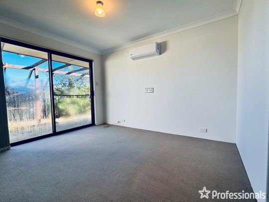Spacious Family Living with Room for Everyone! - Photo 1
