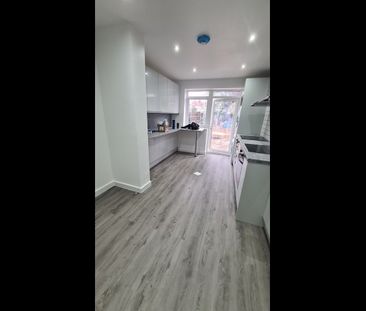 Room in a Shared House, Rayners Lane, HA2 - Photo 3