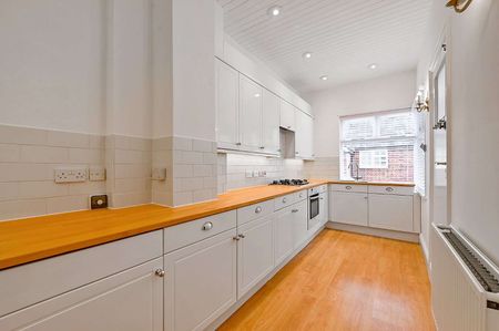 A beautifully presented three bedroom home located on the River Thames with mooring. - Photo 3