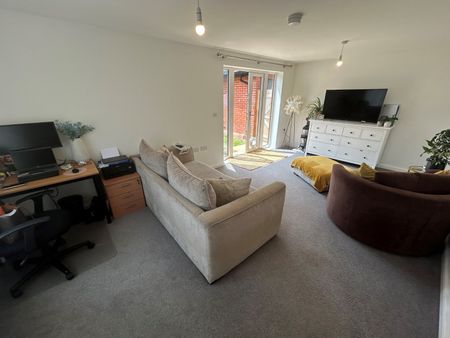 4 bedroom detached house to rent - Photo 4