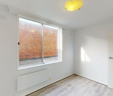 Beautiful Quiet Property with a large Courtyard! - Photo 3