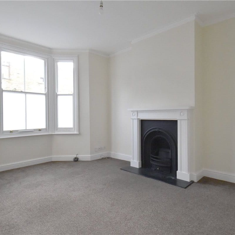 Well presented 1 bedroom ground floor apartment situated just to the north of the City between Chesterton Road and Victoria Road offering excellent access to the Science Park and central Cambridge. Residents parking, GCH. Unfurnished. - Photo 1