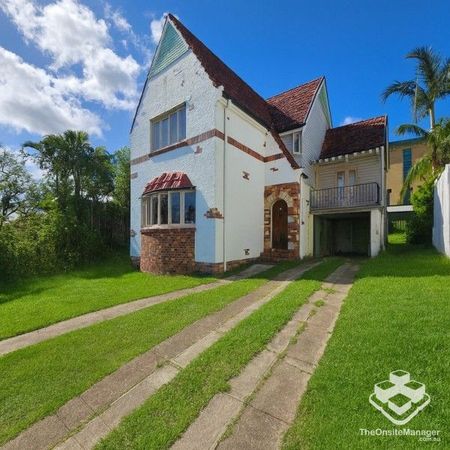 Character-Filled Home with Secure Front Gate â 400m to Toowong Village - Photo 5