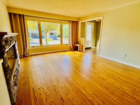 For Lease - 74 Devins Drive, Aurora, Ontario - Photo 2