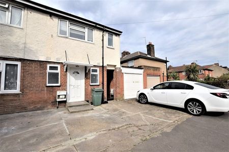 1 Bed Flat, Shere Rod, IG2 - Photo 5