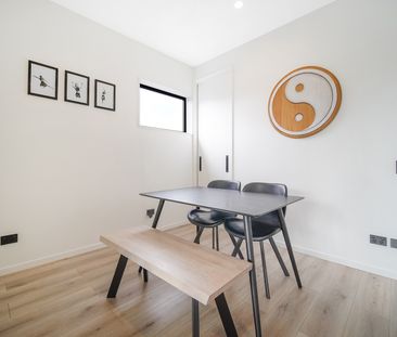 Step out to Victoria Park and the Viaduct. - Photo 4