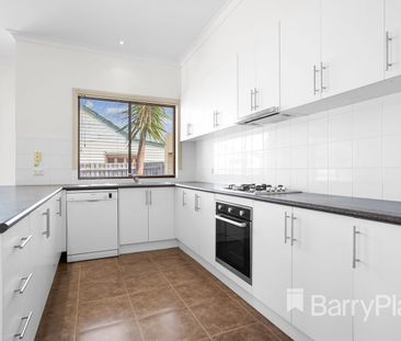 Three Bedroom Family Home With Water Bills Included - Photo 2