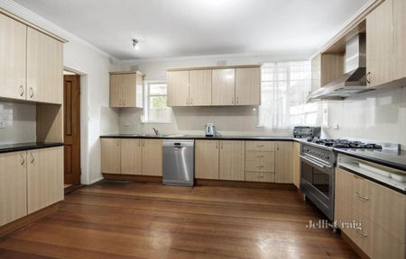 2 Mandowie Road, Glen Waverley - Photo 3