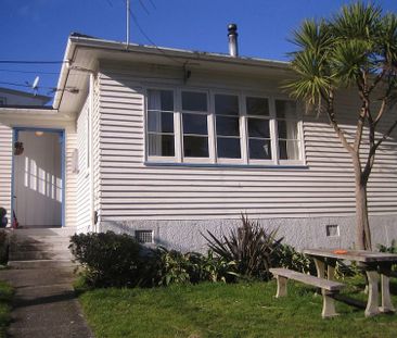 Charming sunny 2 bedroom house - Photo 4