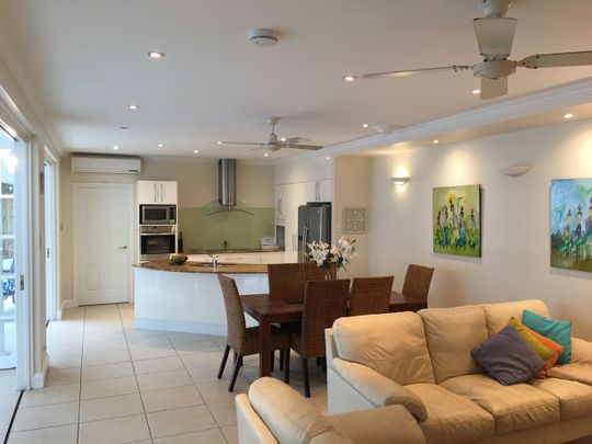 3 BEDROOM : 2 BATHROOM : FULLY FURNISHED : POOL : CLOSE TO BEACH - Photo 1