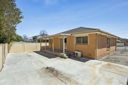 Spacious Four-Bedroom Family Home in a Prime Keysborough Location - Photo 3