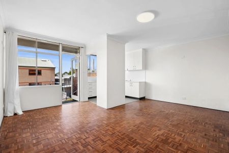 Light Filled Apartment in Leafy Hunters Hill - Photo 3
